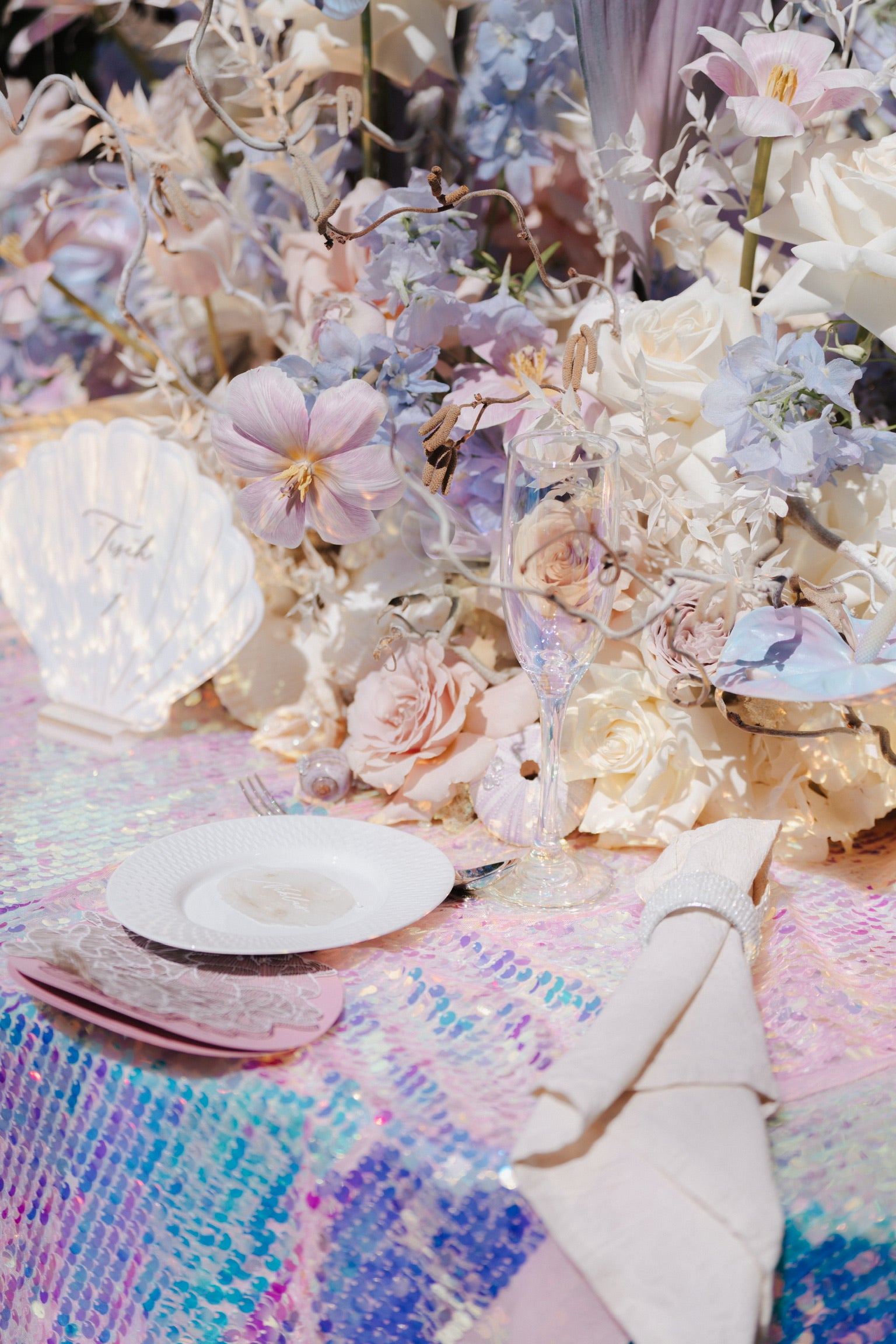 Einzigartige, verspielte und hochwertige Tischdekoration für Hochzeiten im Meerjungfrauentil. Rosa, Lila, blau, weiss, Glitzer