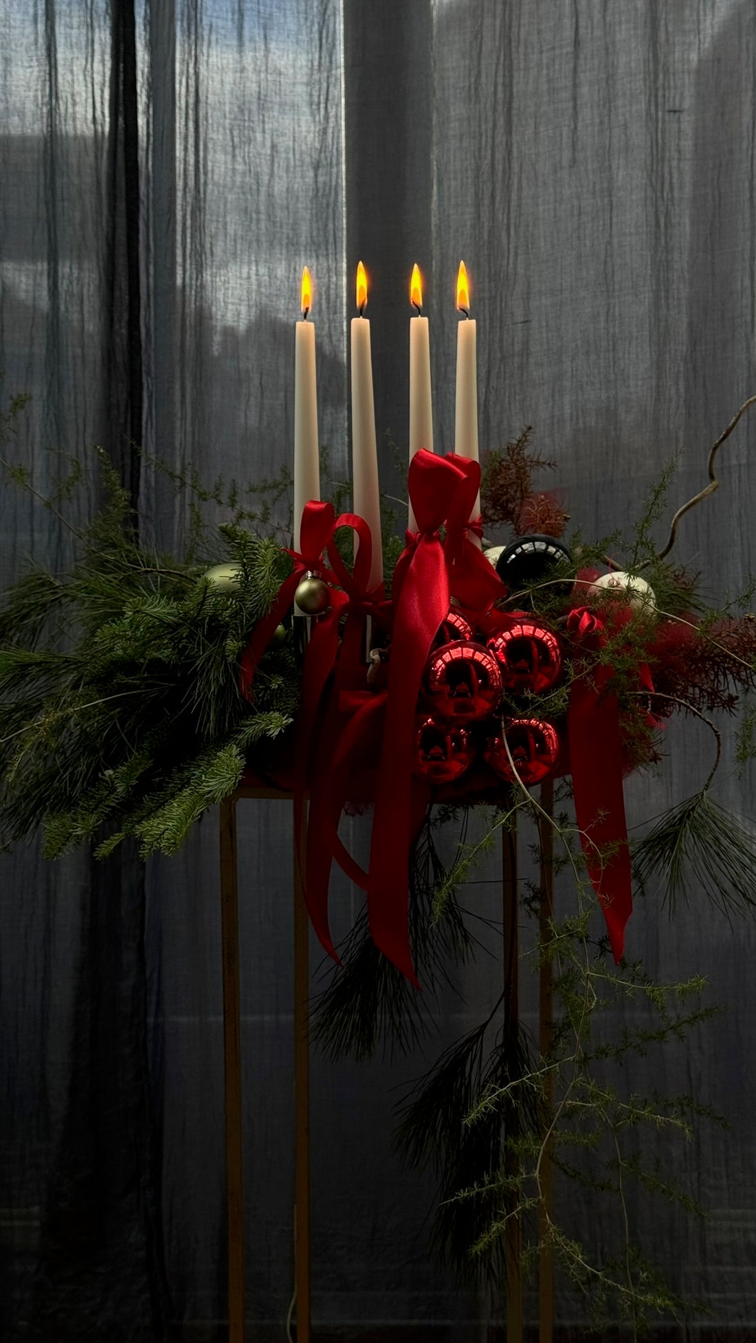 Ergebnis des Workshops von ZANOZA: Adventskranz mit Staberzen und roten Kugeln und Schleifen
