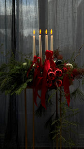 Ergebnis des Workshops von ZANOZA: Adventskranz mit Staberzen und roten Kugeln und Schleifen