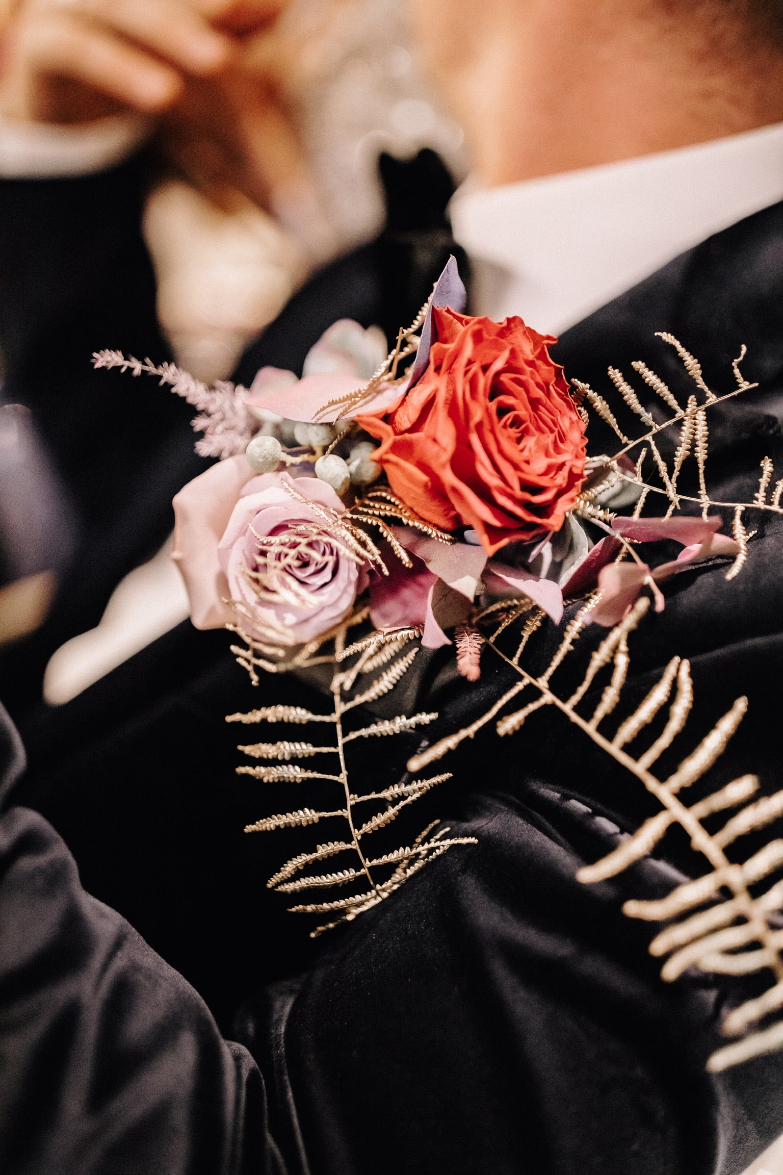 Ausgefallener Anstecker für Bräutigam mit roten und rosa Rosen