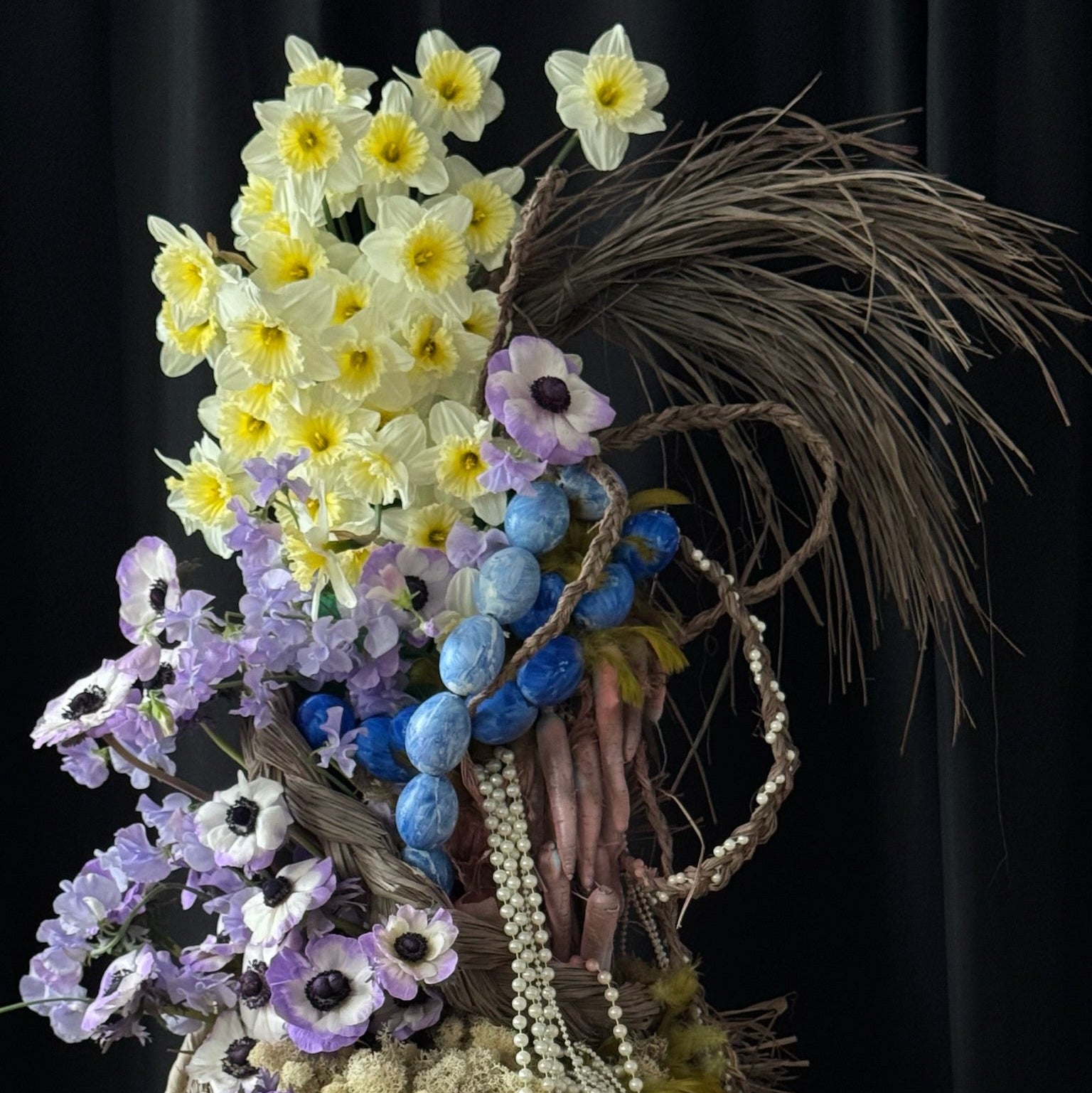 Blumenkomposition vintage mit Perlen und Pompons