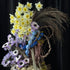 Blumenkomposition vintage mit Perlen und Pompons