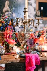 Tischdekoration mit verspieltem, bunten Blumenarrangement, Kerzenständer, Kristallen