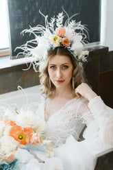 Stylische Braut mit Haarschmuck Blumenkranz. Ideal für Hochzeiten im Boho-Stil. weiss, blau, orange