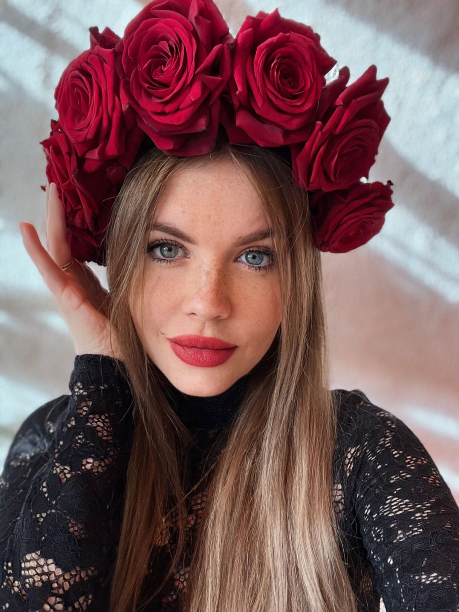 Frau mit roten Rosen als Flower Crown von Zanoza