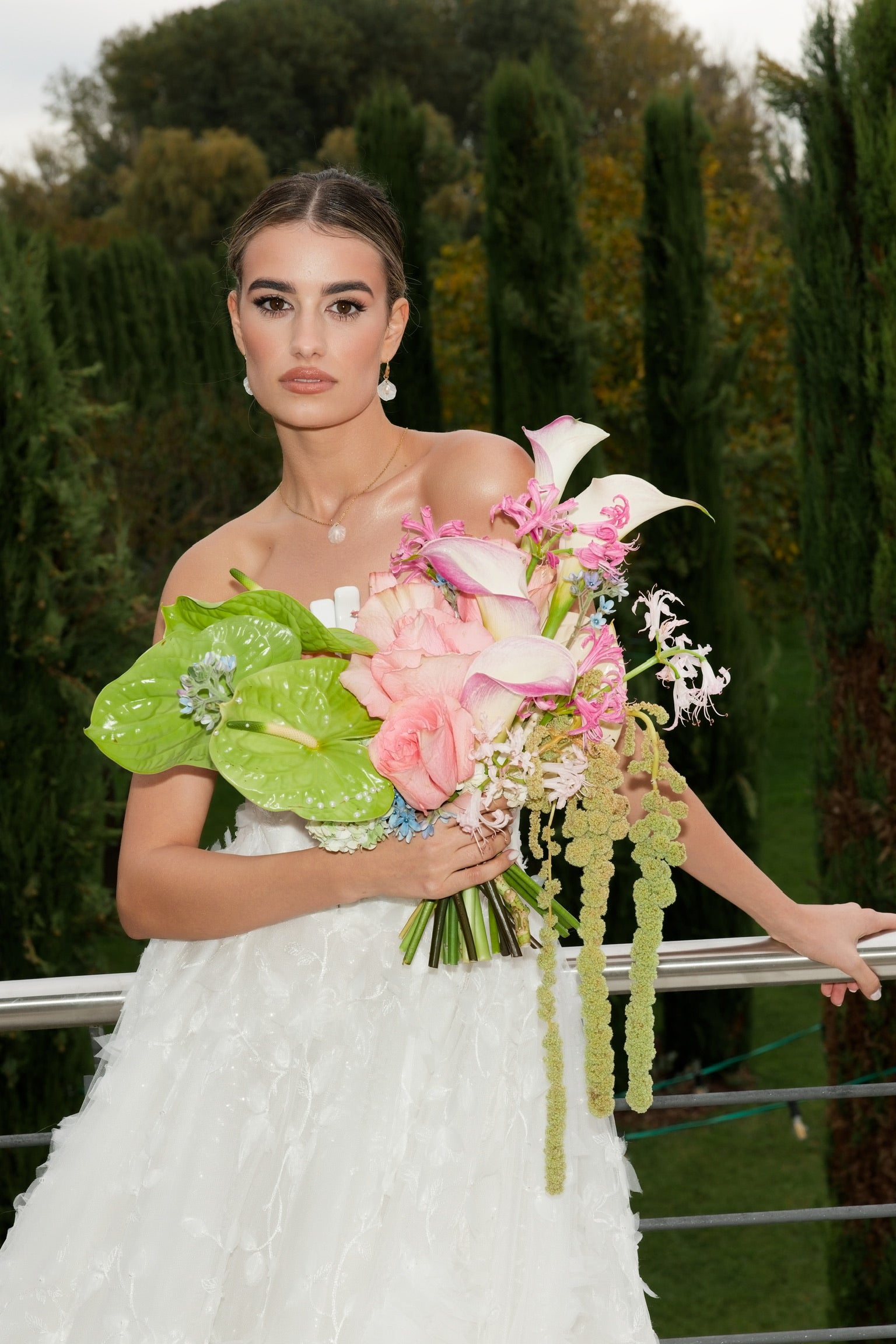Braut mit extravagantem Blumenstrauss aus Anthurien, Rosen, Calla