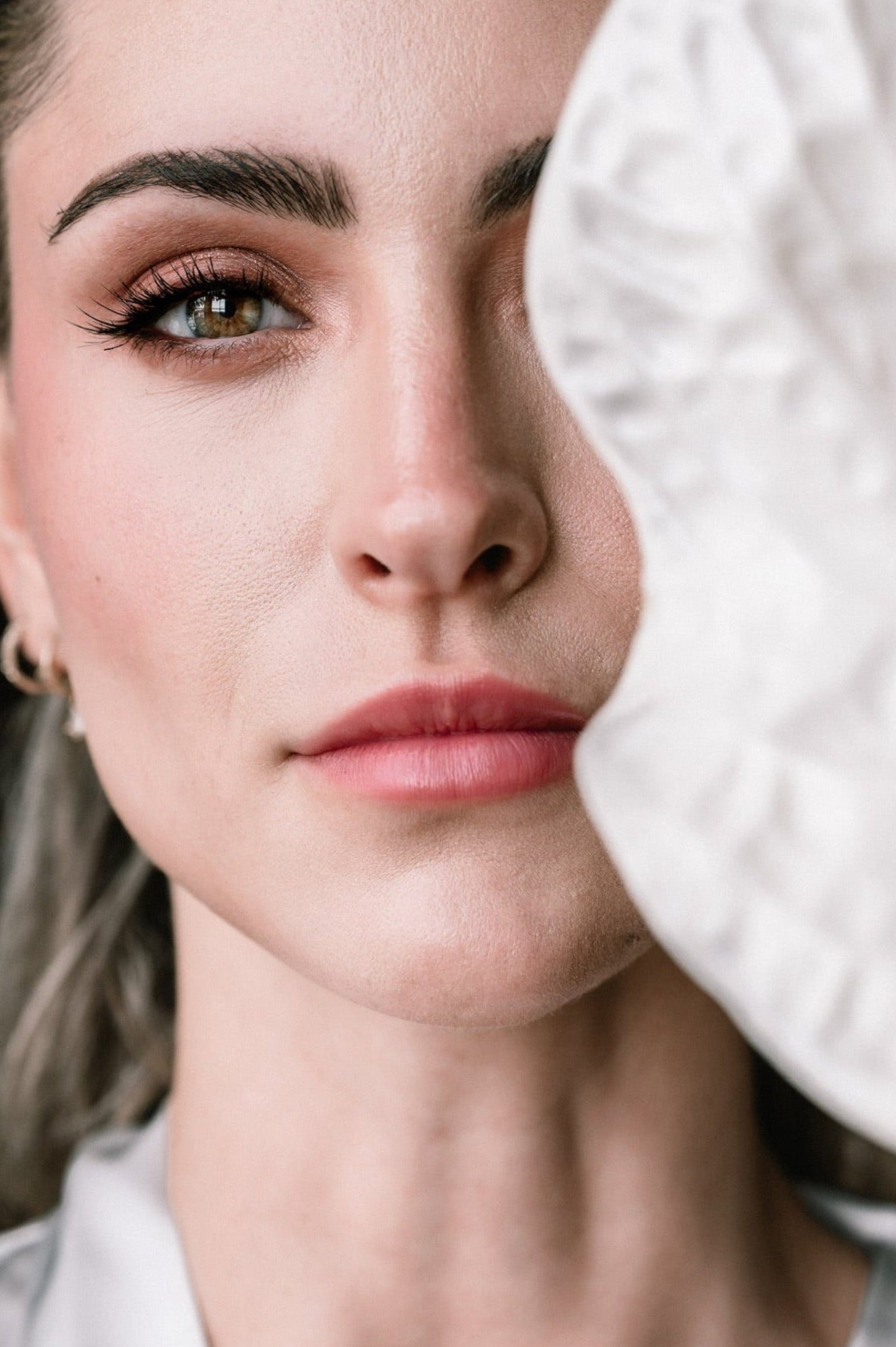 Braut beim Brautshooting mit Anthurie als Brautstrauss