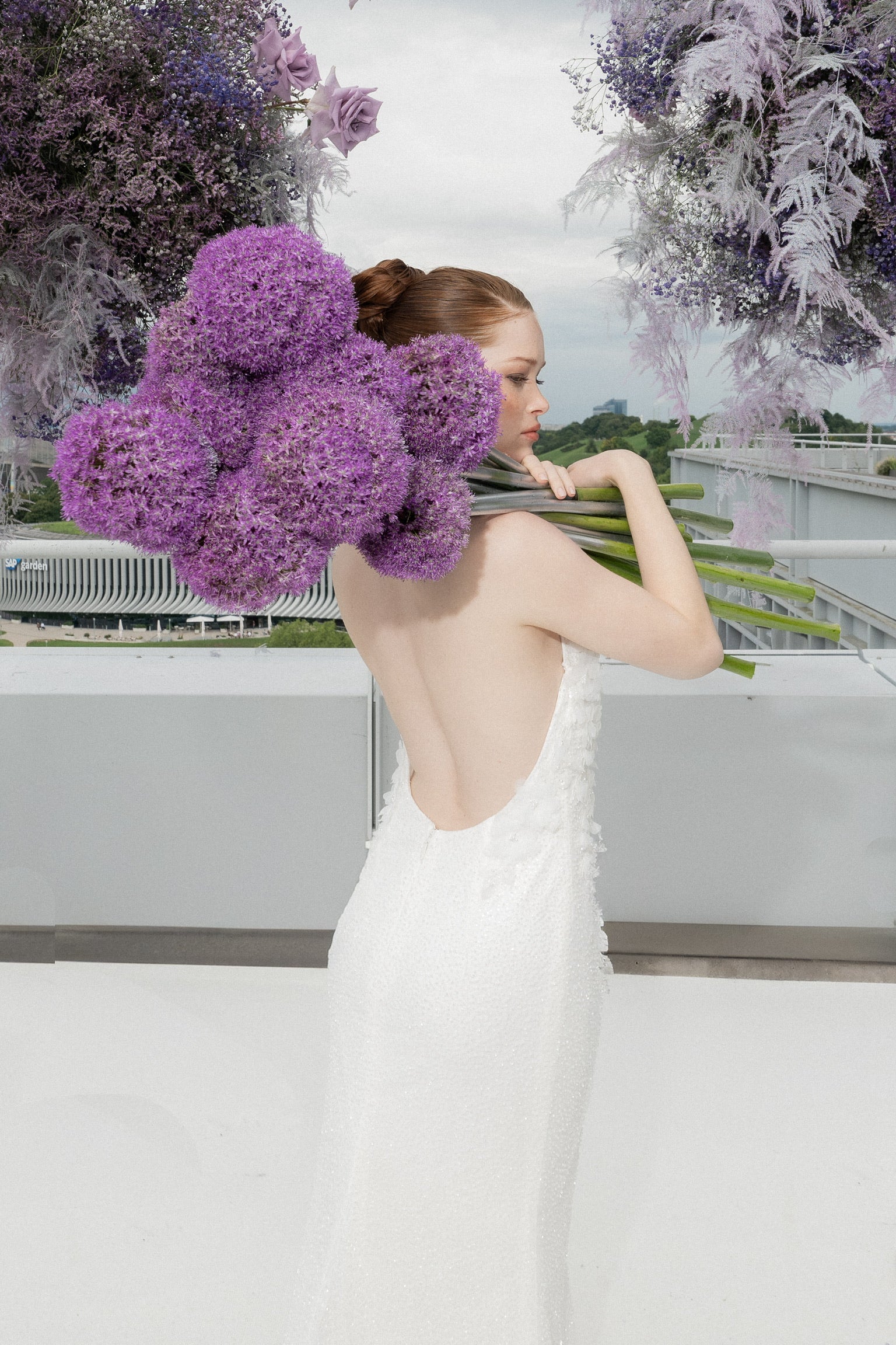 Braut im eleganten Brautkleid mit lila Blumen Hochzeitsdekoration