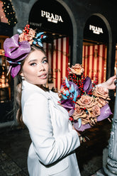 Elegante Brautm mit individuellem Blumenstrauss und Blumenkranz mit violettn Anthurien
