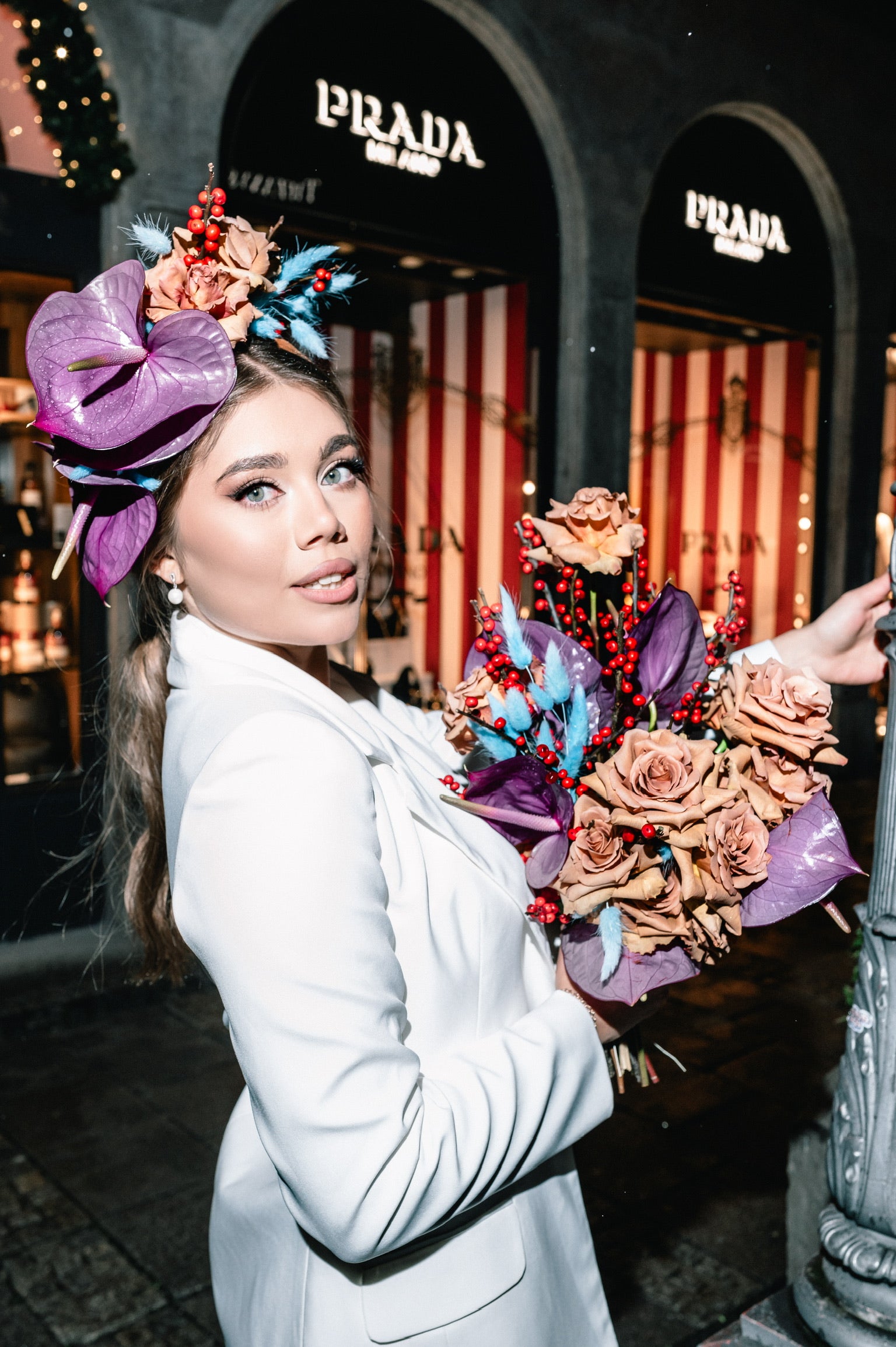 Elegante Brautm mit individuellem Blumenstrauss und Blumenkranz mit violettn Anthurien