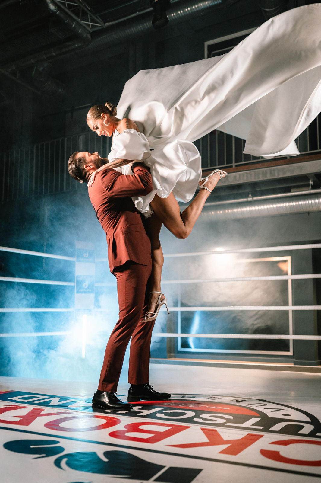 Brautpaar-Shooting im Boxring mit Farbschema weinrot und weiss