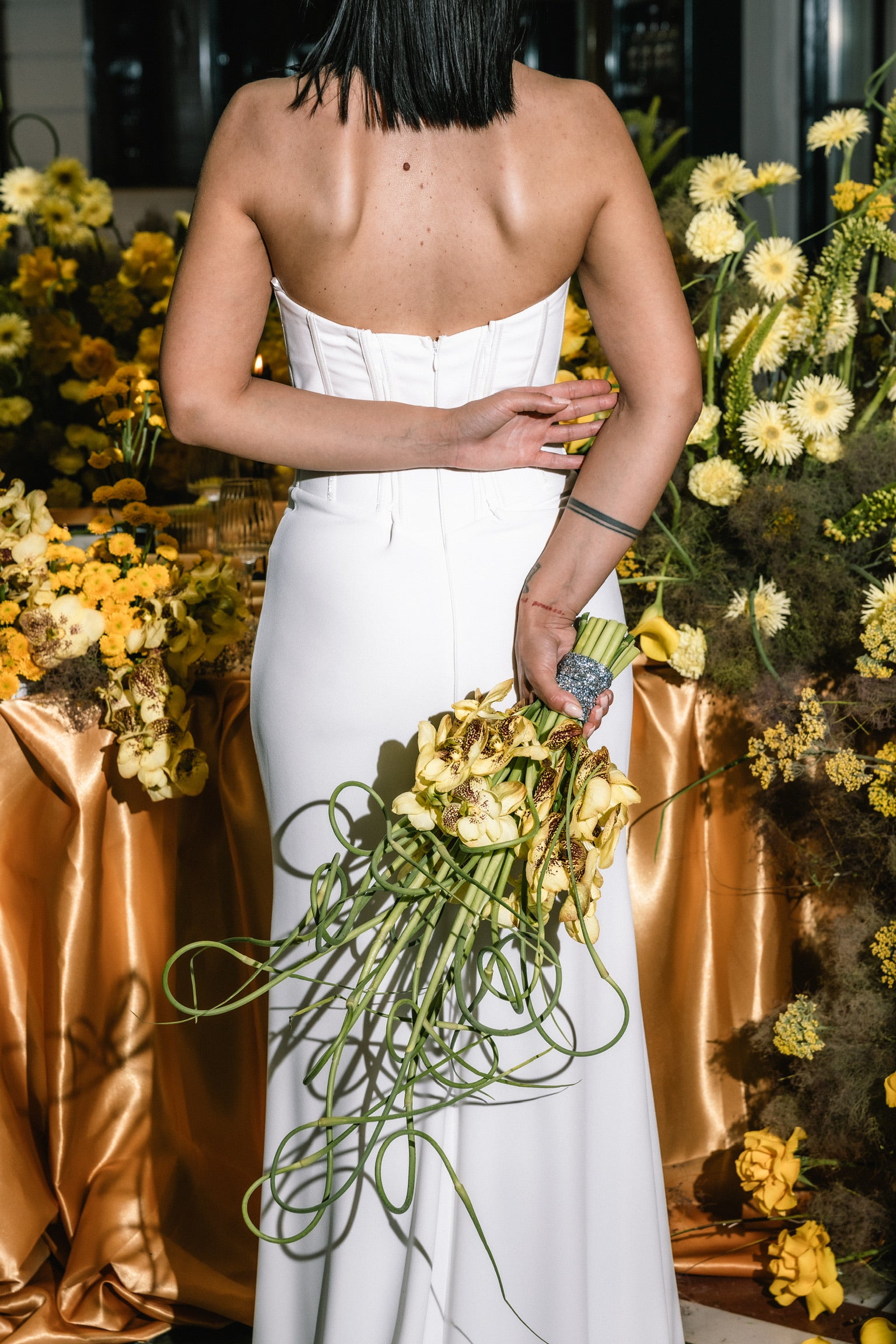 Braut mit elegantem Blumenstrauß aus Orchideen von Zanoza