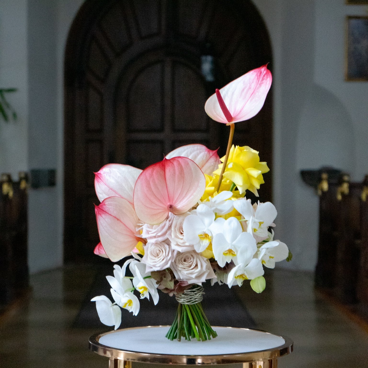 Brautstrauss aus Anthurien, Orchideen, Rosen für die moderne Braut