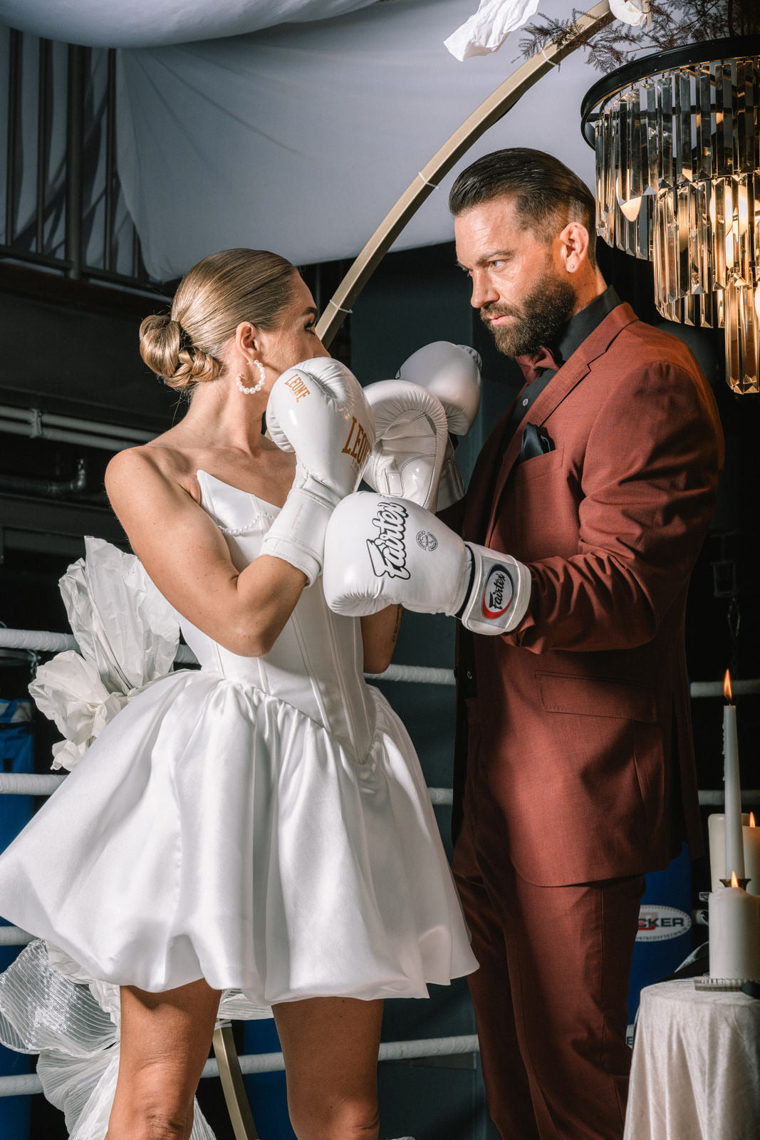Hochzeitsshooting vor der Kulisse eines Boxrings mit Blumenkomposition von Zanoza