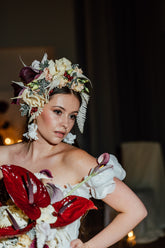 Braut mit ausgefallenem Kopfschmuck Flower Crown. Rote Anthurien