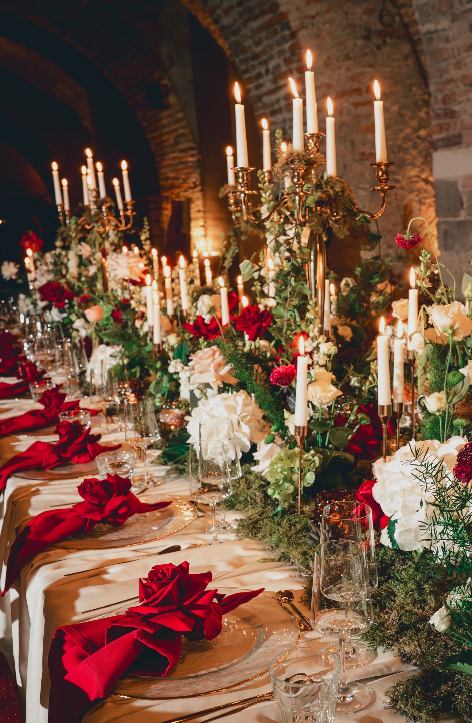 Rustikale und romantische Tischdekoration für Hochzeiten mit Kerzenständern, Kerzen, Moos, Efeu. Serviettentechnik 