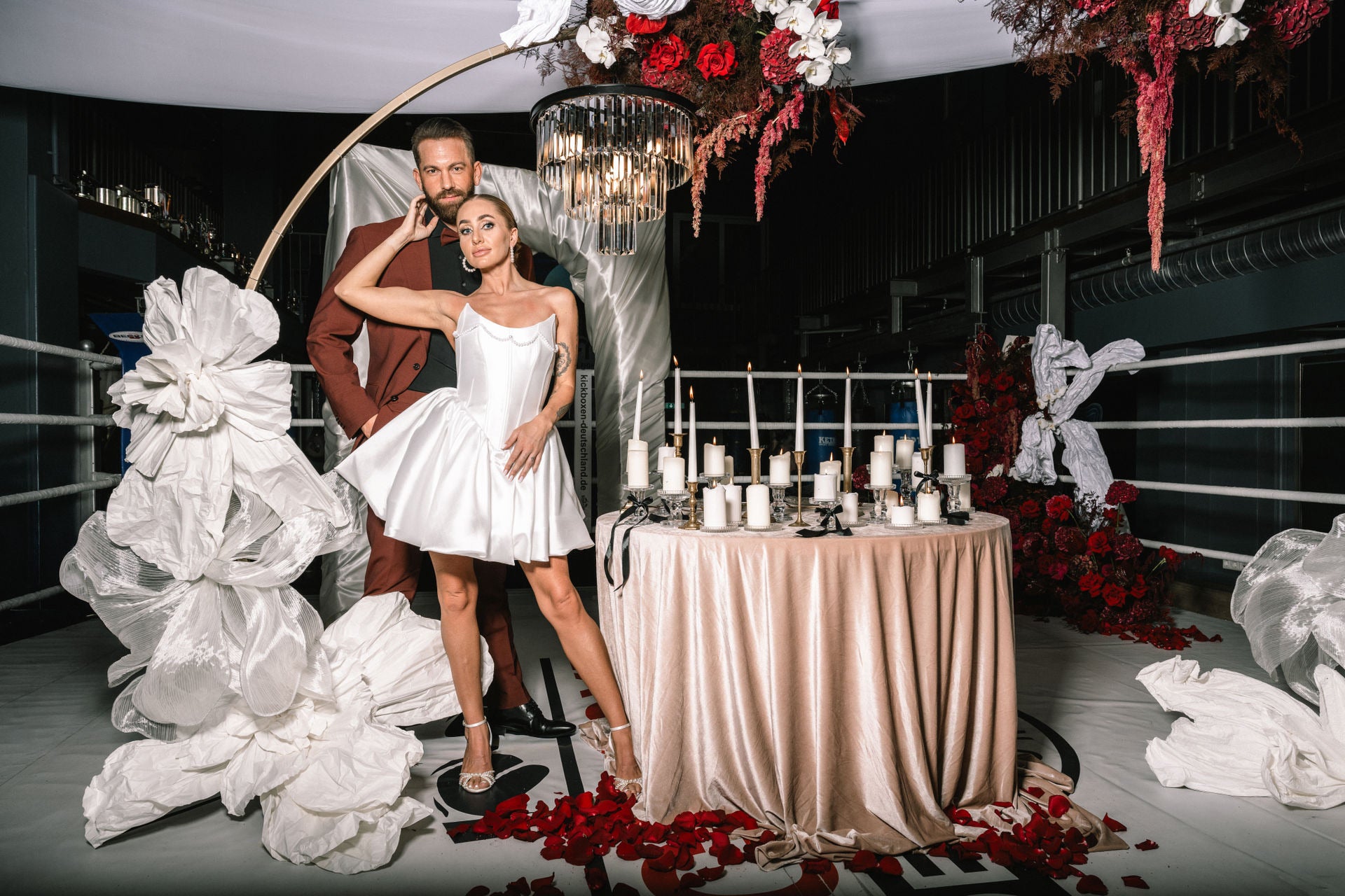 Unkonventionelle Hochzeit mit dem  Motto Bosxampf von ZANOZA mit Kerzen, XXL-Blumen-Dekoration und roten Rosen