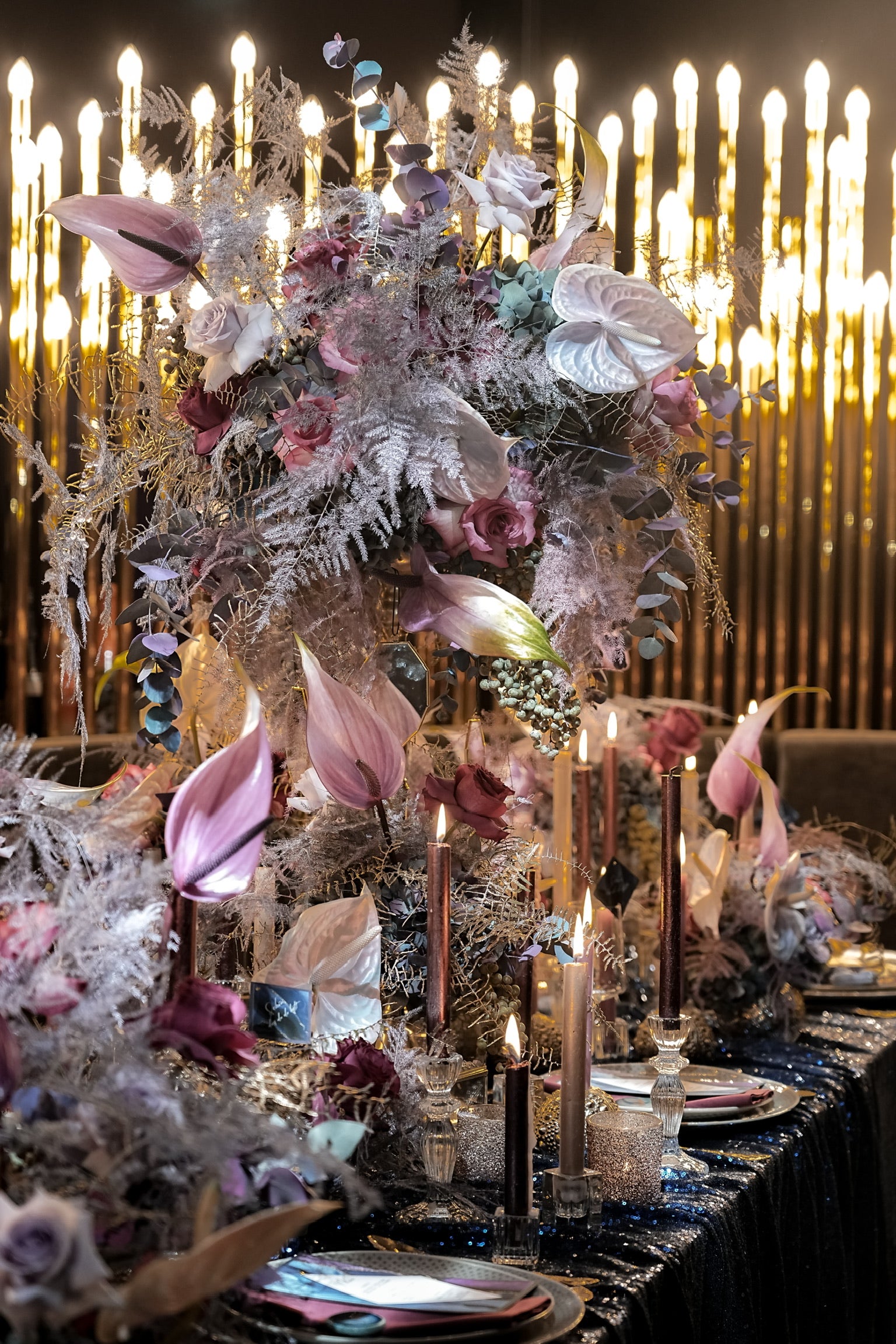 Atemberaubende, magische  und ausgefallene Floristik in dusty lilac mit Anthurien und Rosen von Zanoza