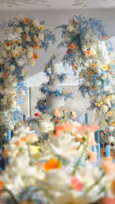 Hochzeitsblumen weiß, blau, gelb, orange. Avantgarde-Floristik - ausgefallene Blumenarrangements deutschlandweit. 
