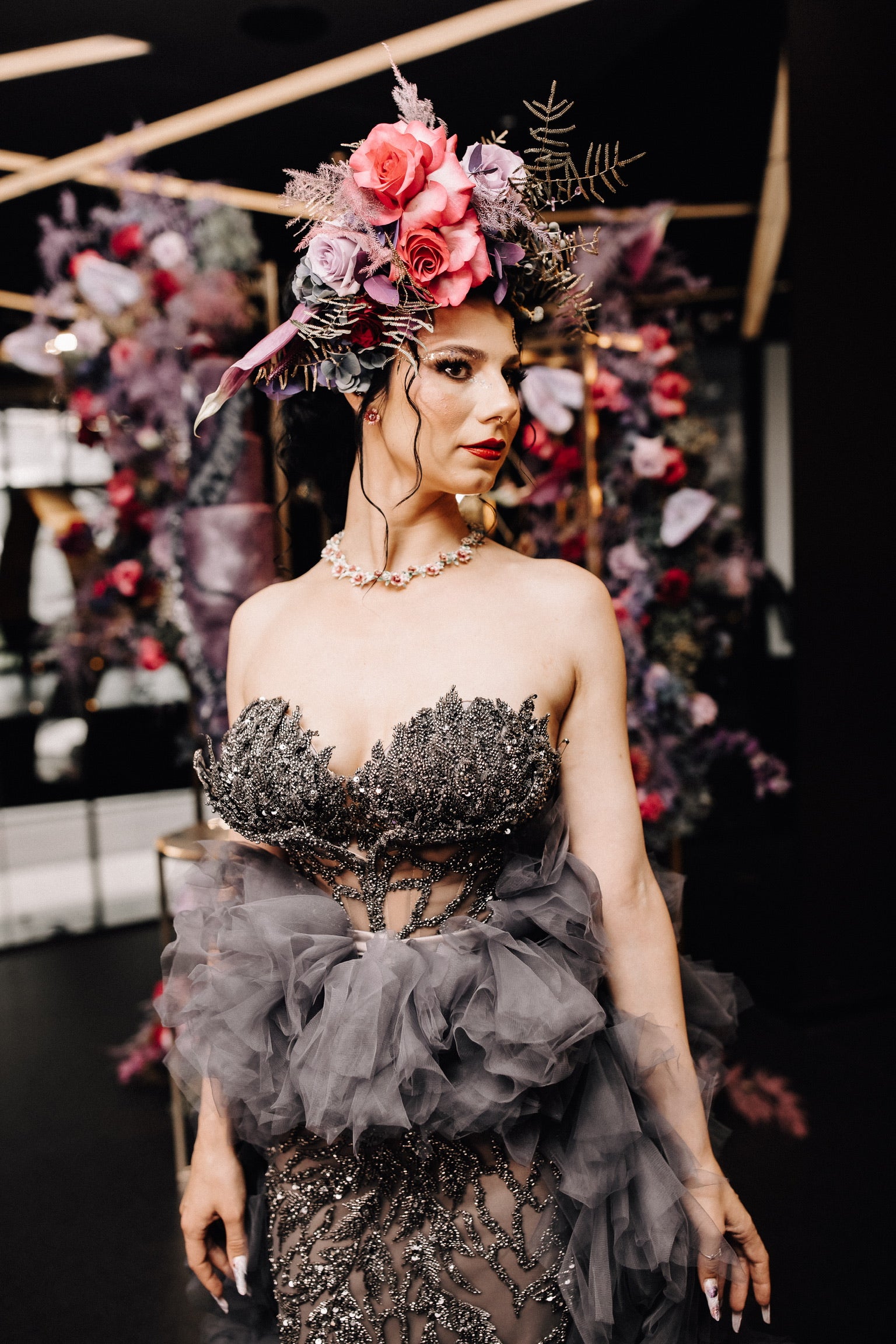 Model Kathi mit Haarschmuck Flowercrown als ausgefallener Hochzeitsschmuck aus Blumen