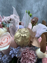 Nahaufnahme des Kürbisgestecks aus Workshop in Neu-Ulm von ZANOZA mit echten Blumen, Rosen, Nelken und Trockenblumen und goldenen Elementen