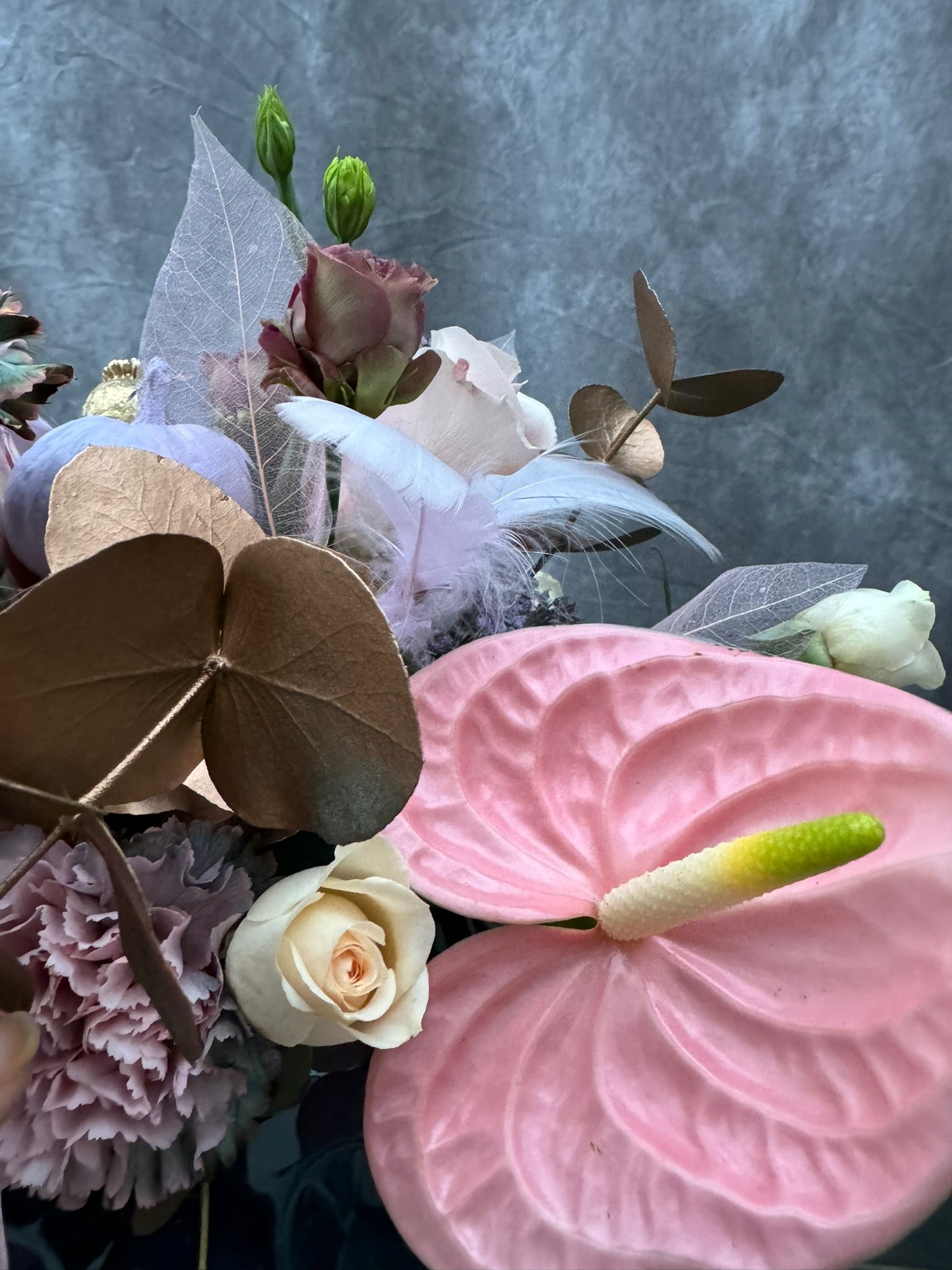 Detailansicht Anthurien, Rosen, goldener Eukalyptus, Nelken für Kürbisgesteck von ZANOZA