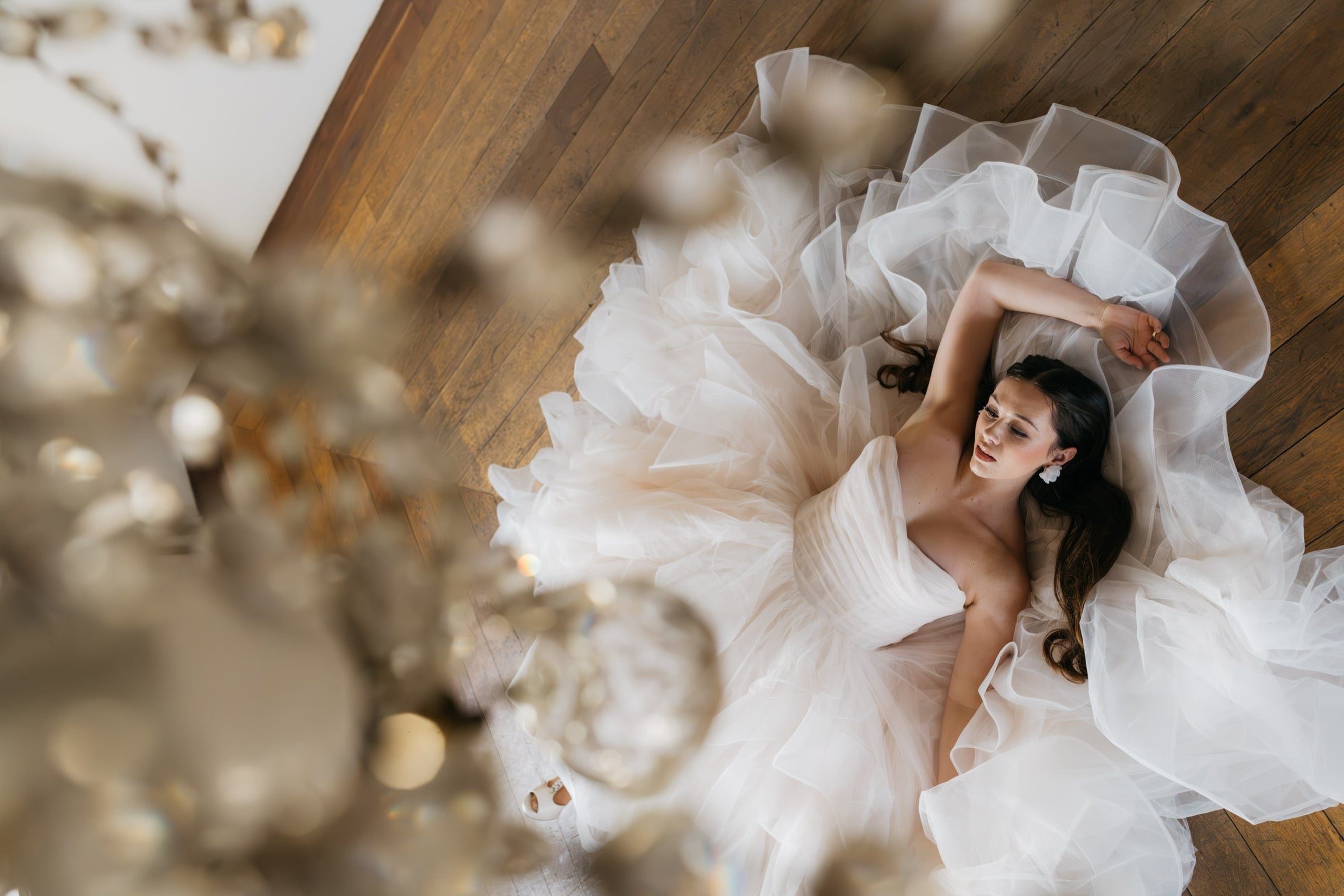 Elegante Braut im Brautkleid auf dem Boden