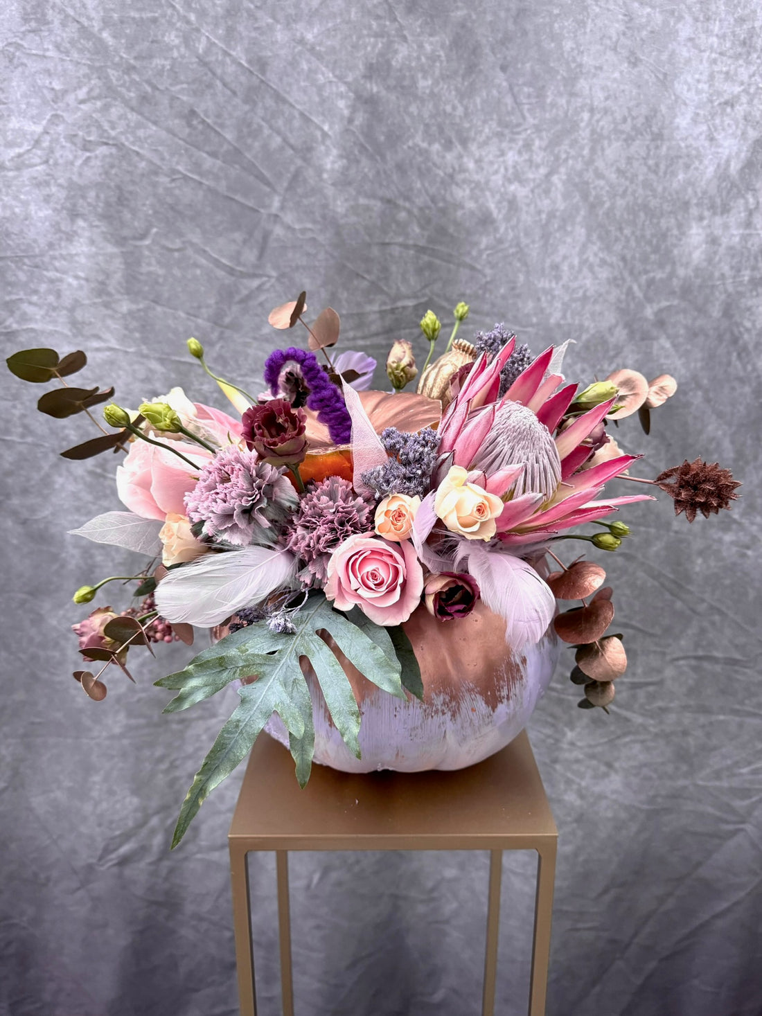 Modernes Kürbisgesteck mit Trockenblumen und echten Blumen in rosa von ZANOZA