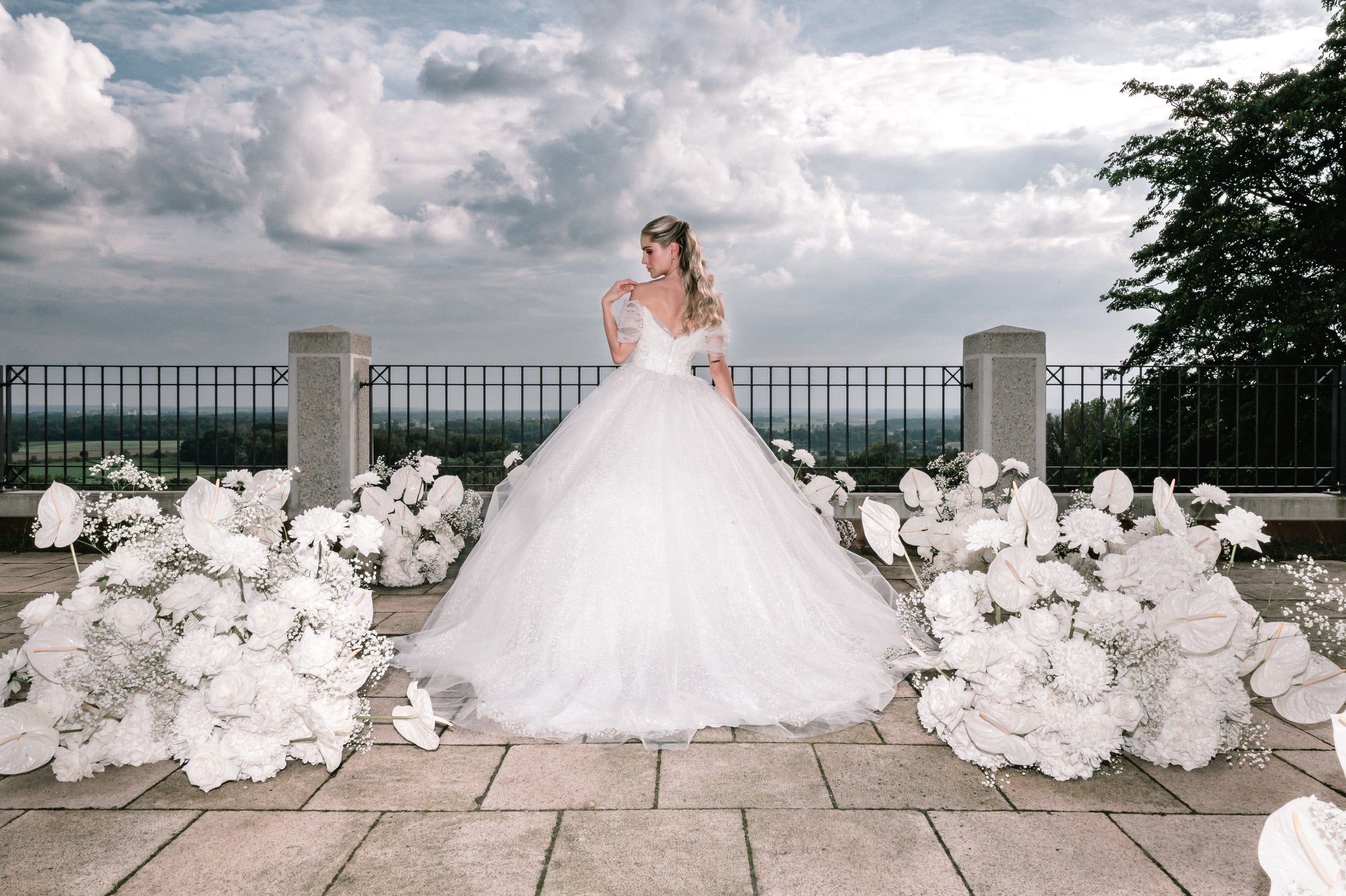 Braut im Brautkleid mit Hochzeitsdekoration Hochzeitsflorisitk ganz in weiss mit Anthurien, Rosen, Nelken, Schleierkraut