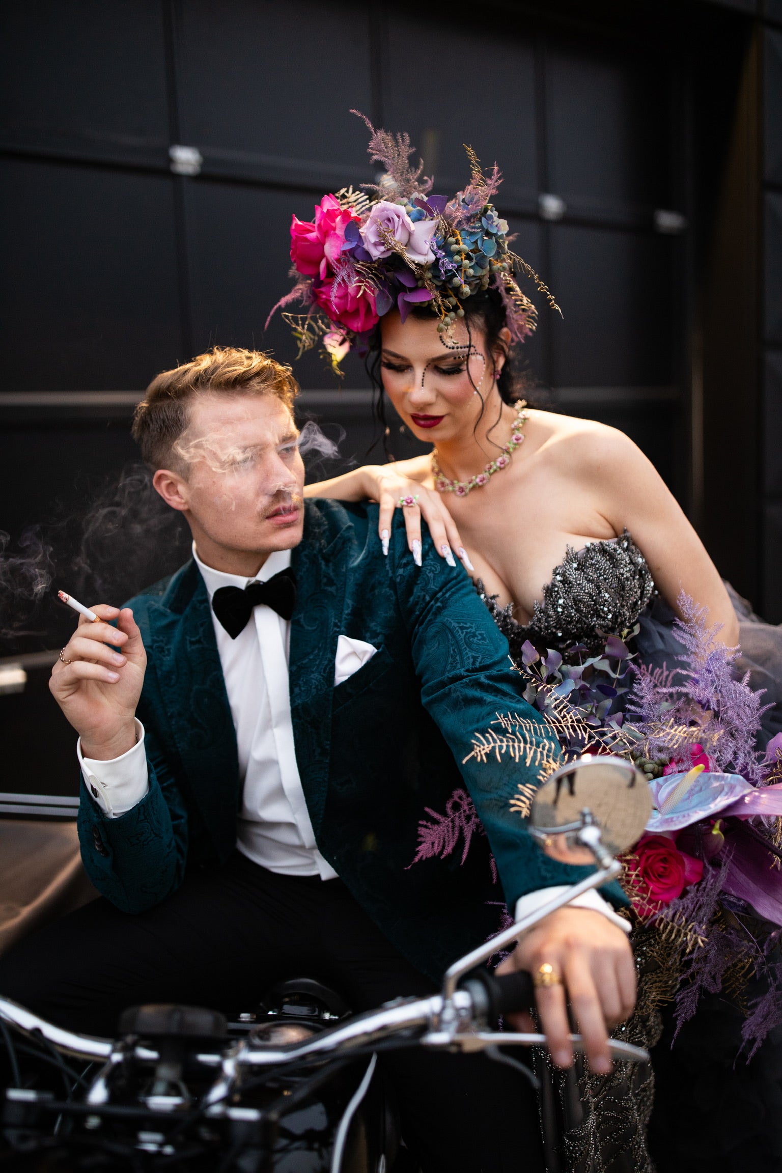 Influencer Richard Cwie auf Motorrad mit Ehefrau Kathi mit Flowercron und Brautstrauß in lila, magenta und blau