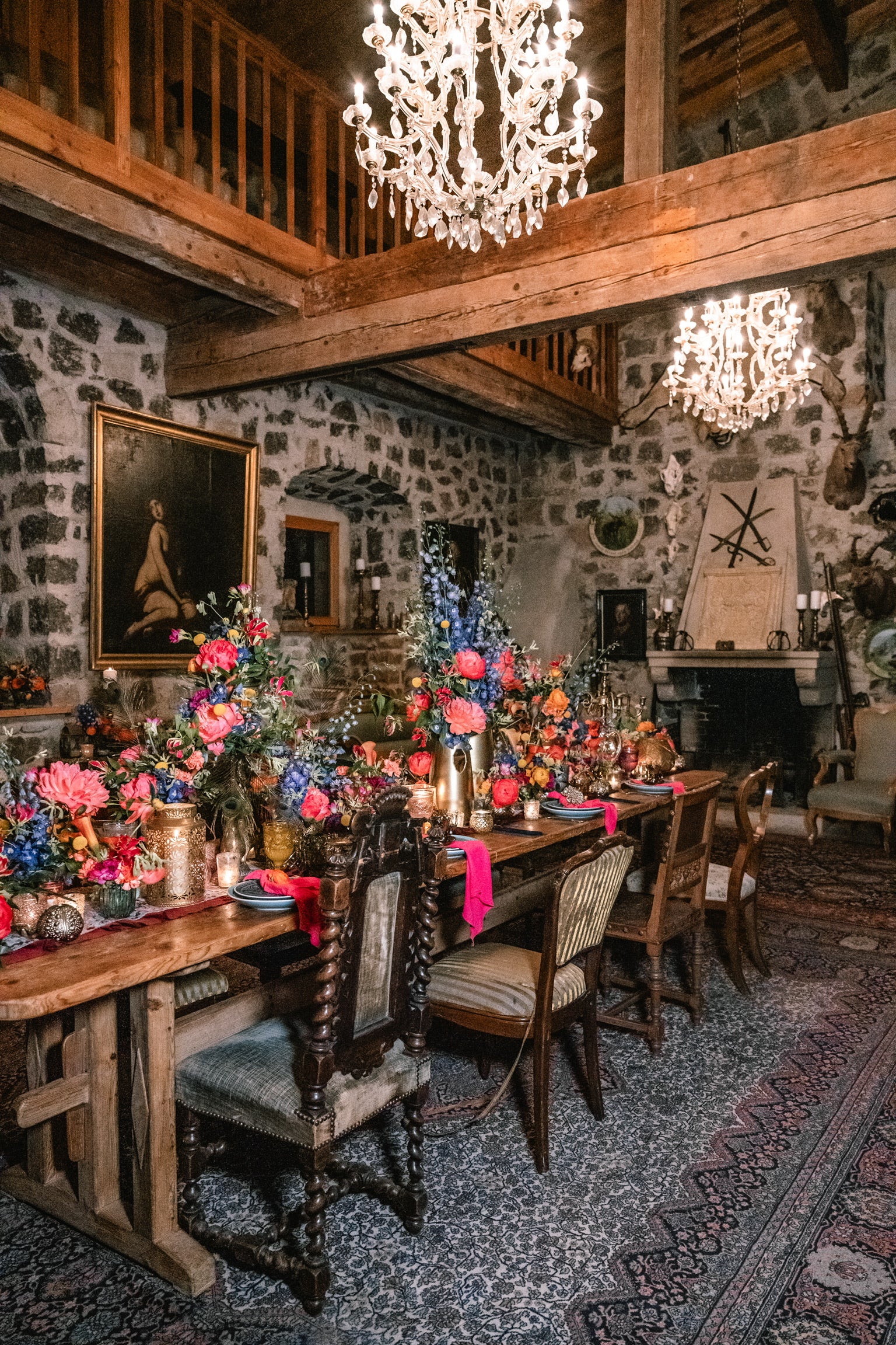 Hochzeitstafel im rustikalen Stil mit farbenfroher Floristik von ZANOZA