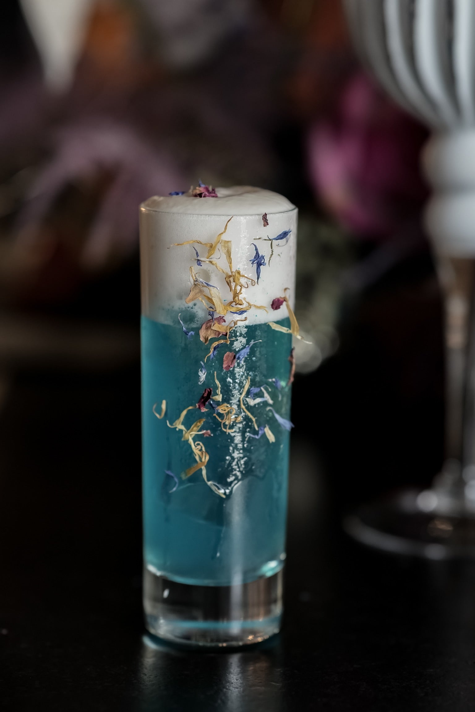 Blauer Cocktail. Ganzheitliche Konzepte für Hochzeitsdekoration bis hin zu den Signature Drinks und Cocktails