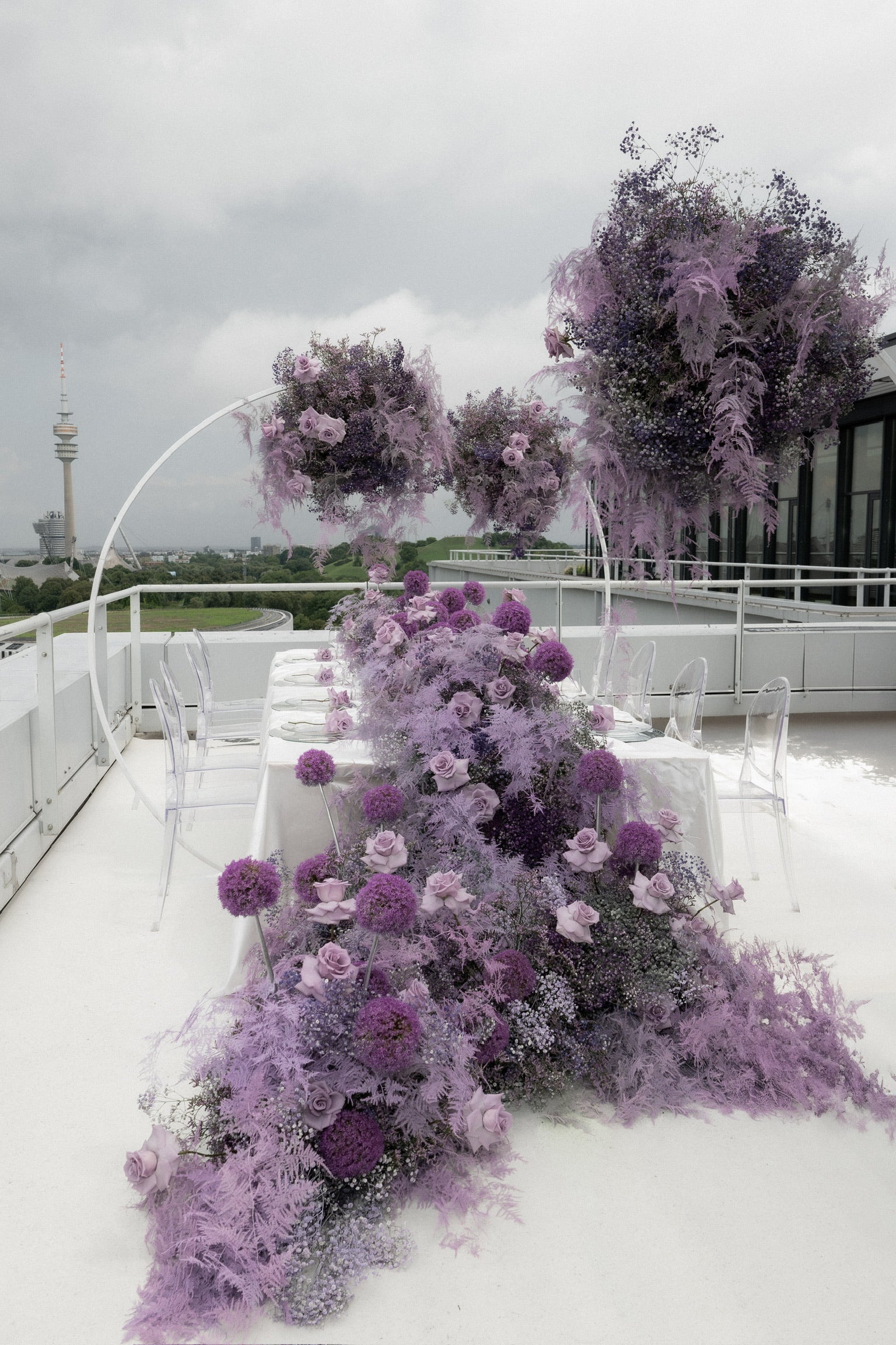 Ausgefallene XXL-Tischdekoration für Hochzeiten und Events in lila-violett.