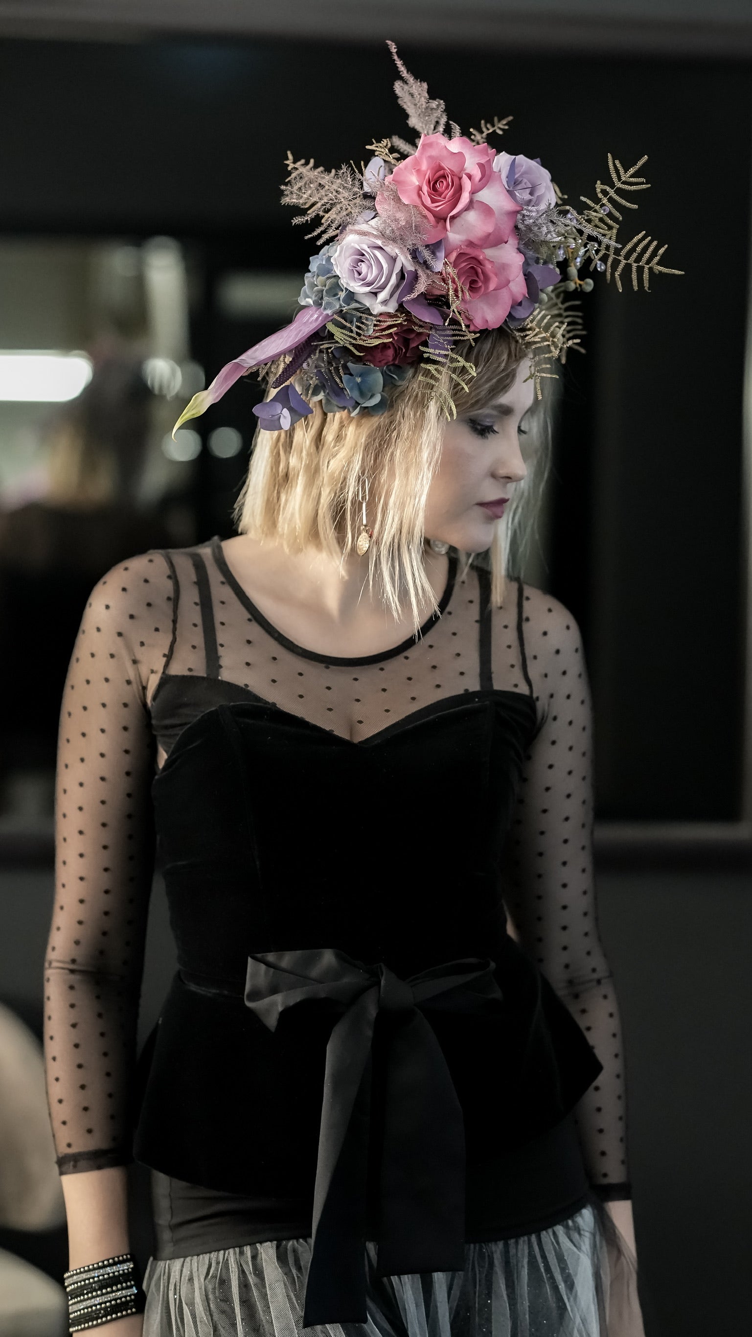 Katharina Kirsch mit elegantem Kopfschmuck Blumenkrone in lila-rosa
